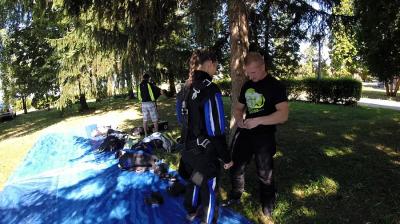 Priprema  za tandem skok padobranom